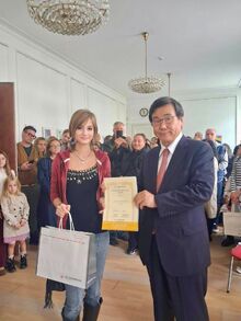 Никол Проданова – 13-годишната художничка от изобразителната паралелка на 7. „г“ клас в СУ „Св. св. Кирил и Методий“, спечели специалната награда Гранд При в XIX Световен детски конкурс за хайку на тема „Звук“!
